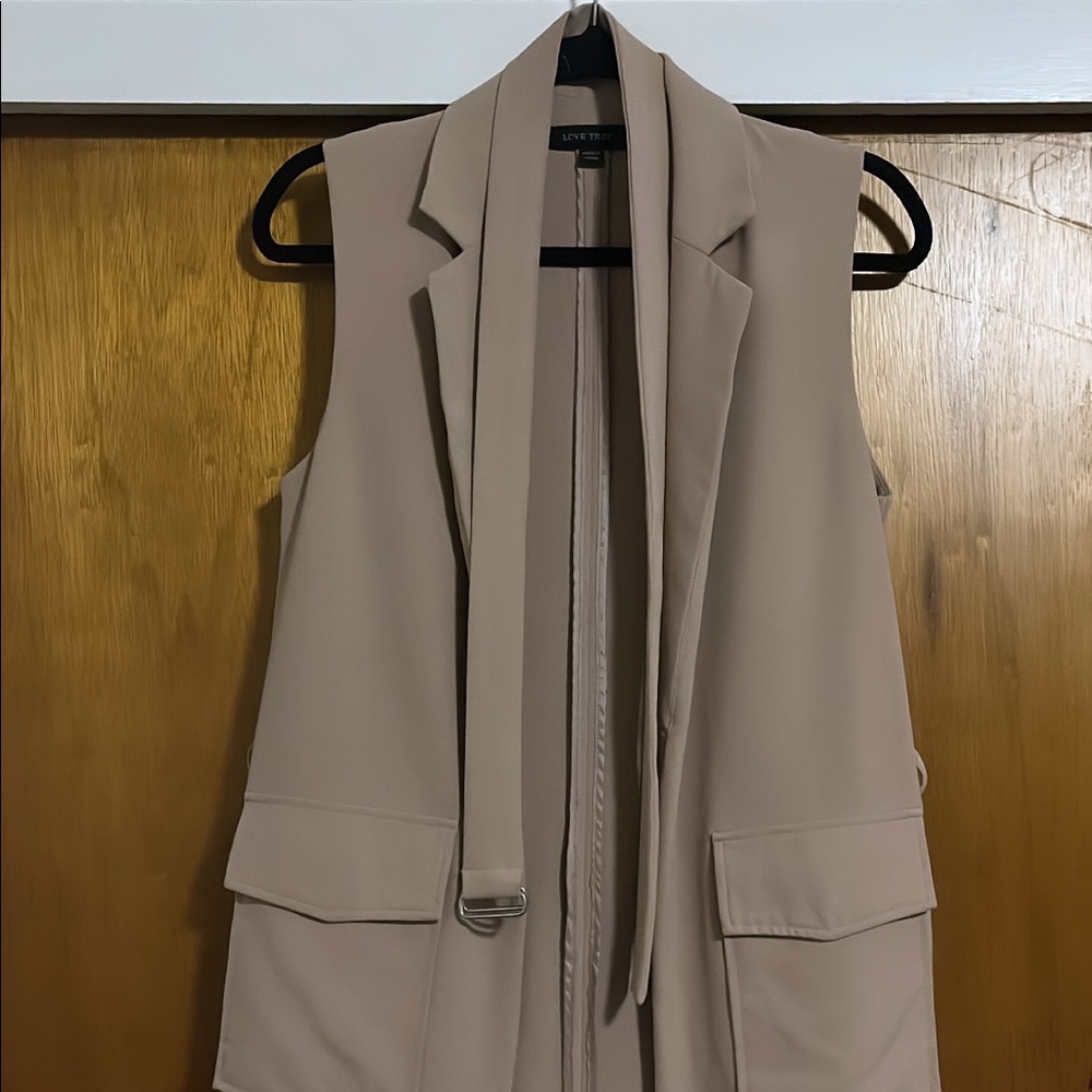 Sleeveless coat with belt